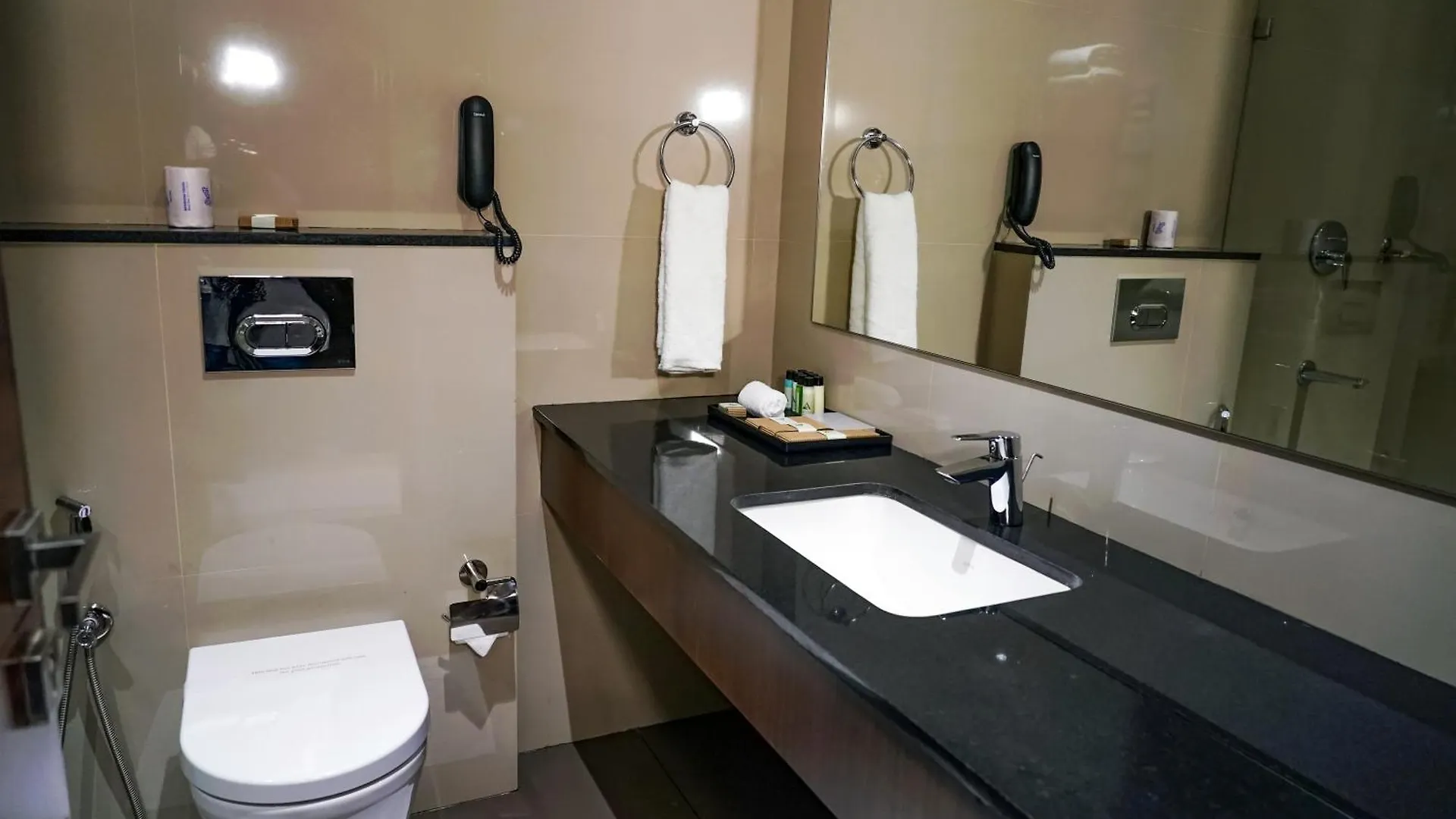 Ark Hotel And Convention Centre Mundur India